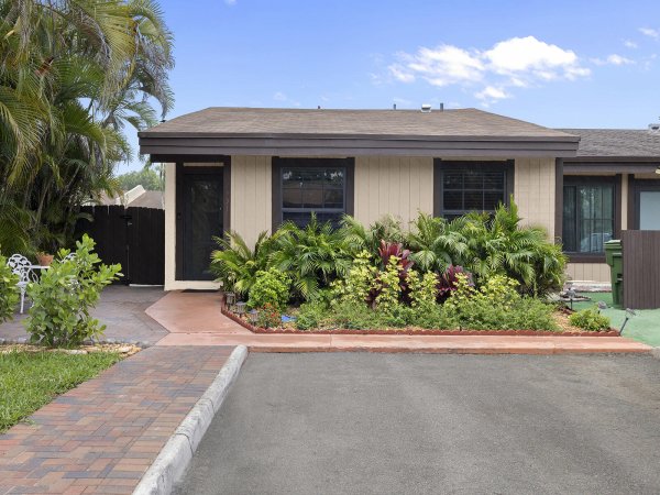 2331 Peach Pembroke Pines, FL 33026