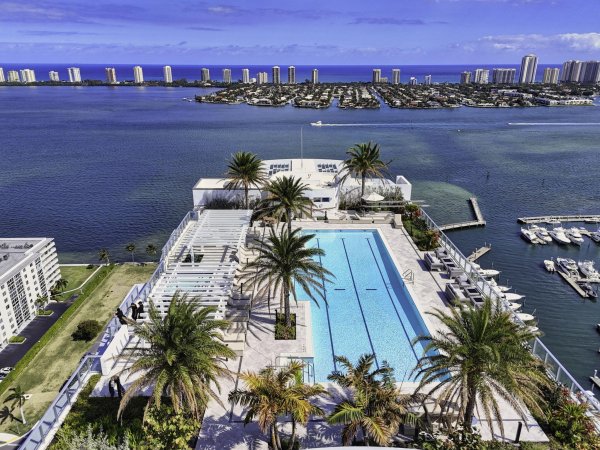 220 Lake Shr Dr #609 Lake Park, FL 33403