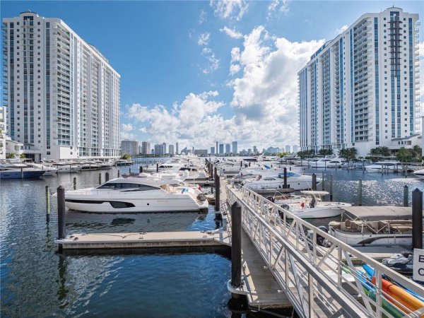 17111 Biscayne Blvd #2105 + 1 BOAT SLIP North Miami Beach, FL 33160