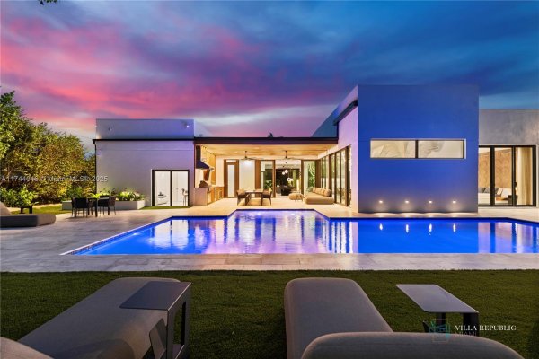 1941 NE 196th Ter Miami, FL 33179