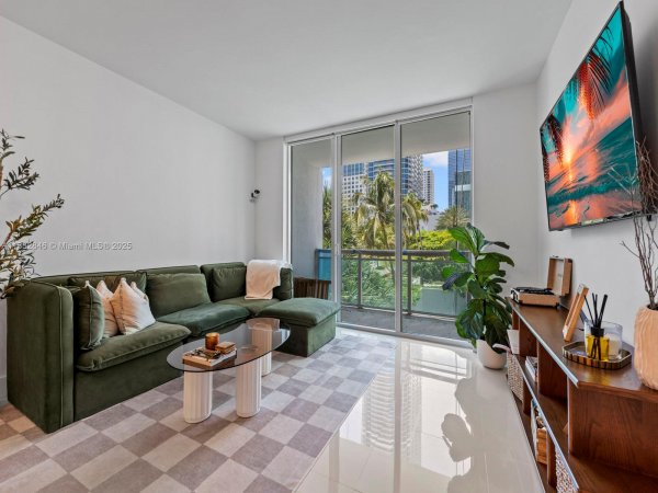 950 Brickell Bay Dr #1103 Miami, FL 33131
