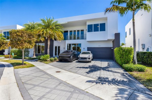 7535 NW 102nd Ct Doral, FL 33178