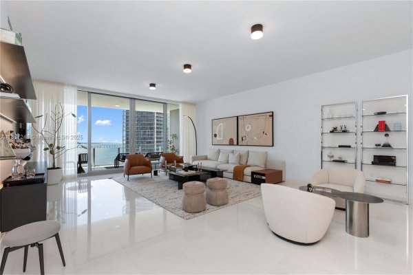 300 Biscayne Blvd Way #2504C Miami, FL 33131 300 Biscayne Blvd Way #2504C Miami, FL 33131