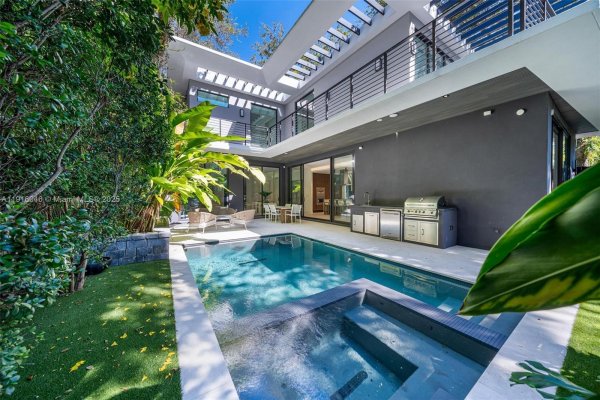 3670 Avocado Ave Miami, FL 33133