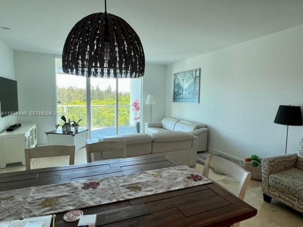 14951 Royal Oaks Ln #505 North Miami, FL 33181