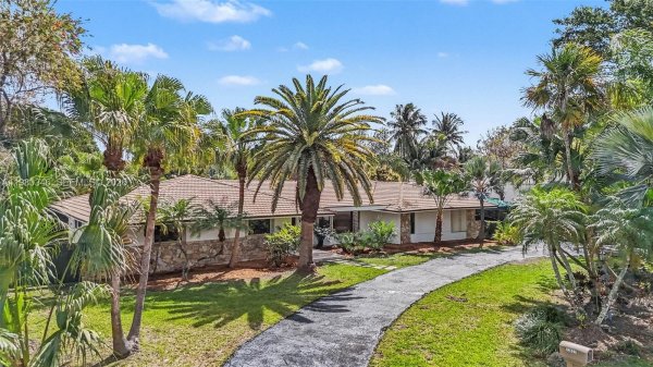 13621 SW 103rd Ave Miami, FL 33176