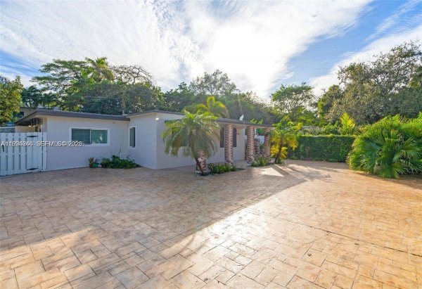 3800 Charles Ter Miami, FL 33133