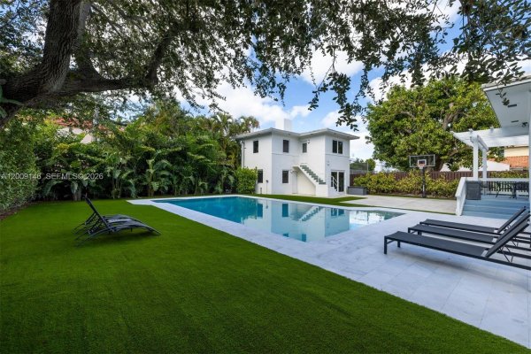4340 Pine Tree Dr Miami Beach, FL 33140