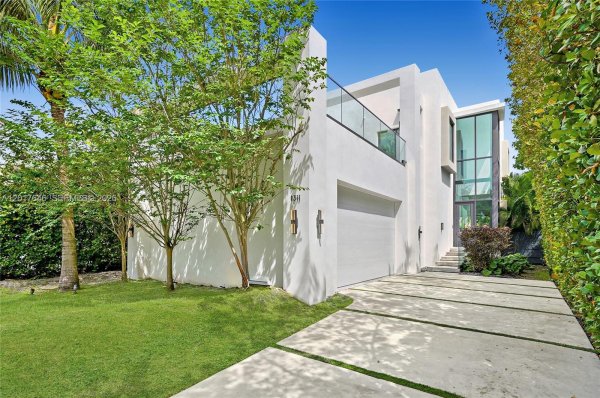 1311 Bay Dr Miami Beach, FL 33141