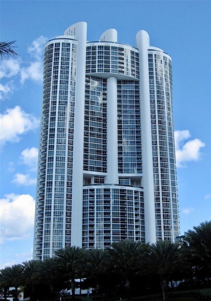 18201 Collins #3301A North Miami Beach, FL 33160