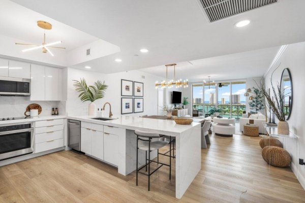 2640 Lake Shr #1410 Riviera Beach, FL 33404