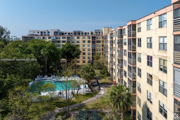 17890 W Dixie #302 Miami, FL 33160