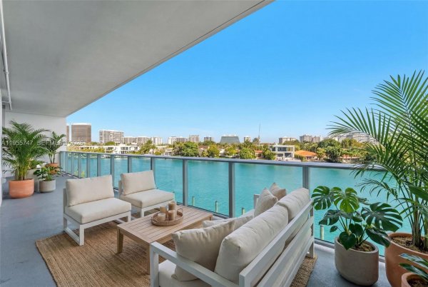 9221 E Bay Hbr Dr #403 Bay Harbor Islands, FL 33154