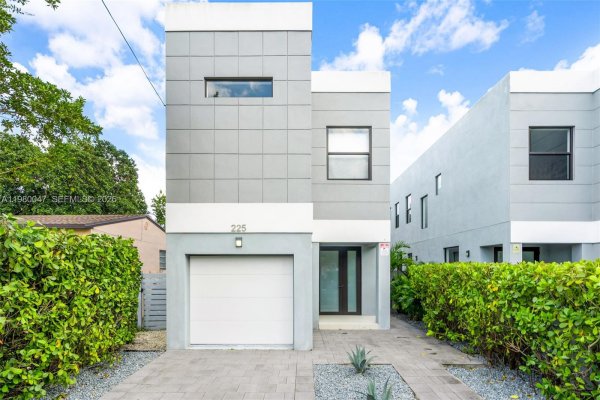 225 NW 40th Ct Miami, FL 33126