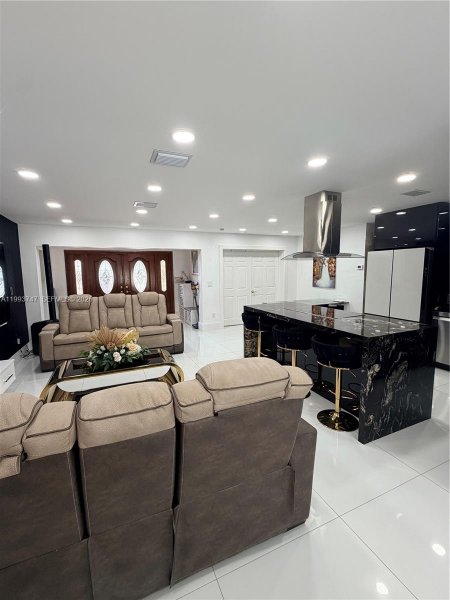 6190 W 14th Ave Hialeah, FL 33012