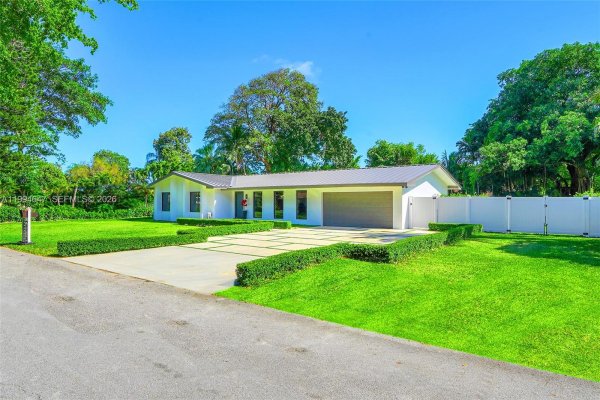 8820 SW 182nd Ter Palmetto Bay, FL 33157