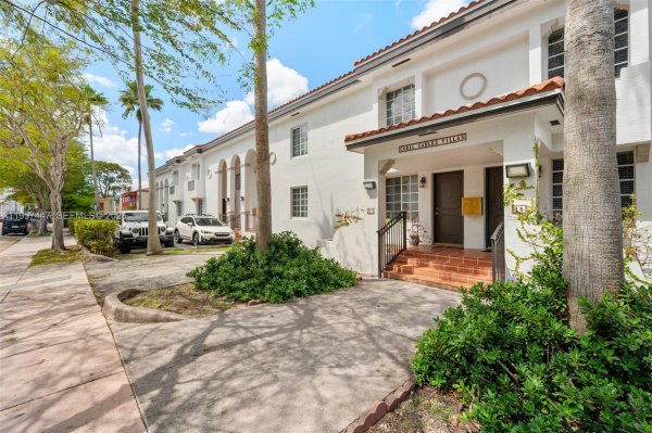 21 Madeira Ave #12 Coral Gables, FL 33134