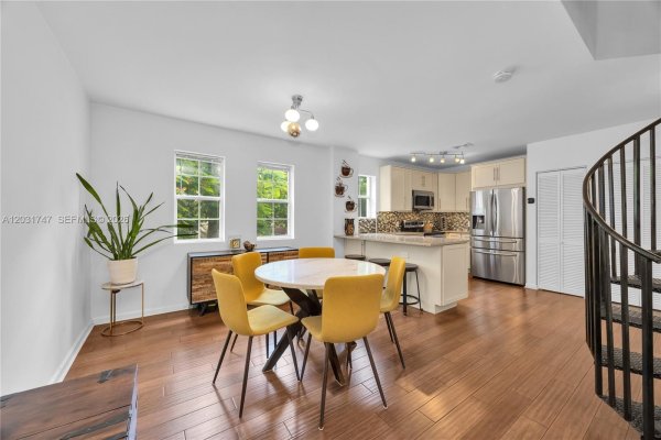 2850 Coconut #15 Miami, FL 33133