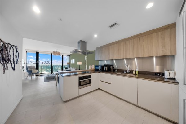 1000 Brickell Plz #4704 Miami, FL 33131