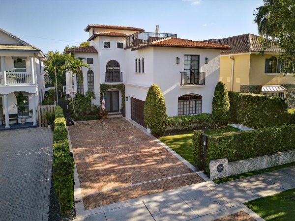 804 N Rio Vis Fort Lauderdale, FL 33301