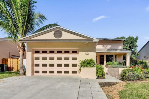 32 Buxton Ln Boynton Beach, FL 33426