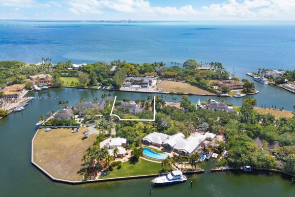 30 Leucadendra Dr Coral Gables, FL 33156 30 Leucadendra Dr Coral Gables, FL 33156