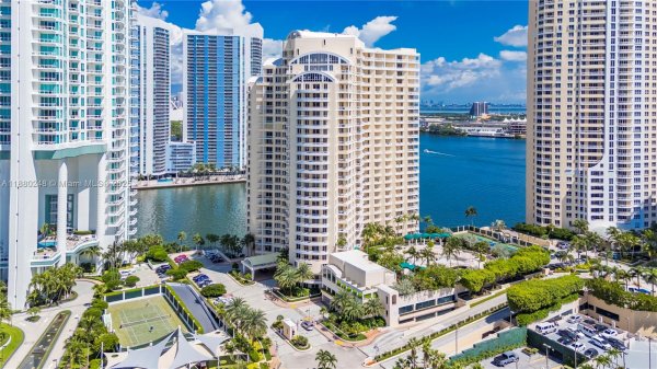 888 Brickell Key Dr #1807 Miami, FL 33131