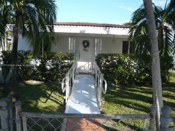 55 SW 62nd Ct Miami, FL 33144