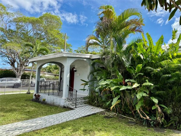 3000 NW 5th St Miami, FL 33125