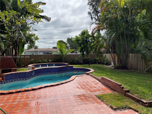 550 NE 174th St North Miami Beach, FL 33162