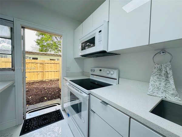 407 SE 14th Ct SE 14th Ct #3 Fort Lauderdale, FL 33316