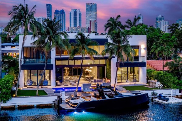 16470 NE 30th Ave North Miami Beach, FL 33160