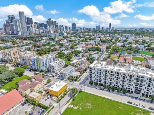 676 SW 1st St Miami, FL 33130