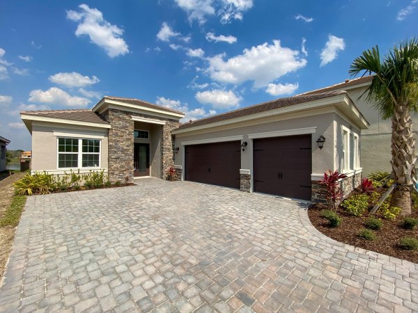 32179 Logan Elm Ter Wesley Chapel, FL 33543