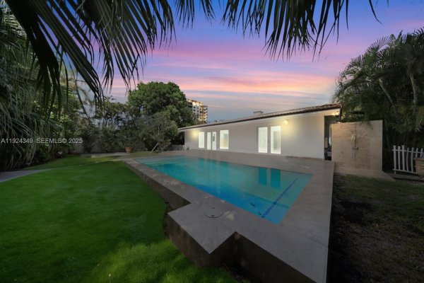 850 N Venetian Dr Miami, FL 33139