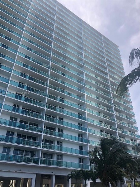 100 Bayview Dr #408 Sunny Isles Beach, FL 33160