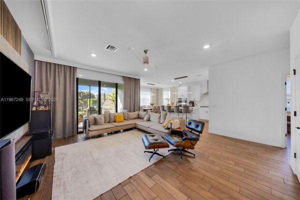 2454 Primrose Pl Oakland Park, FL 33309