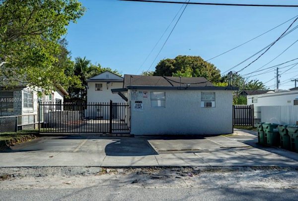 2378 NW 60th St Miami, FL 33142