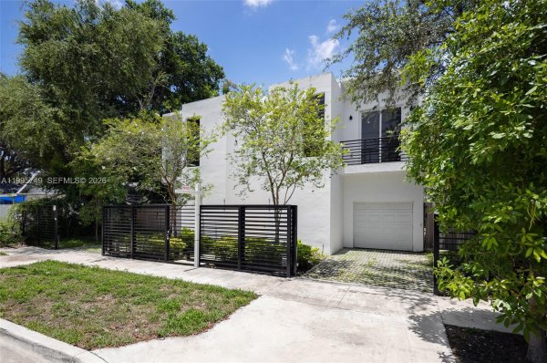 3162 Plaza St Coconut Grove, FL 33133