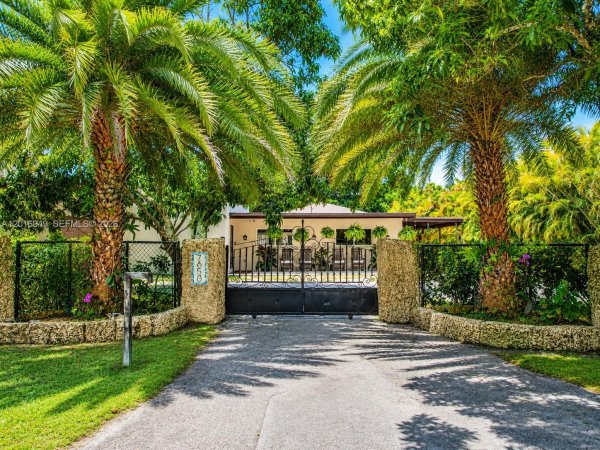 7650 SW 128th St Pinecrest, FL 33156