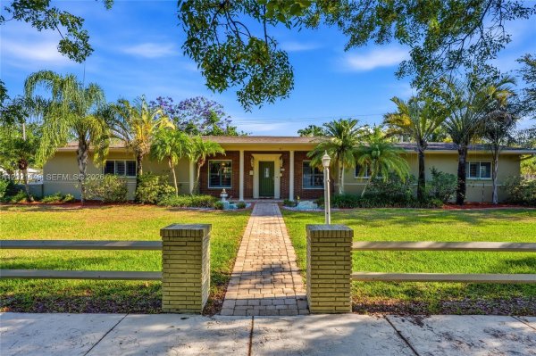8495 SW 160th St Palmetto Bay, FL 33157