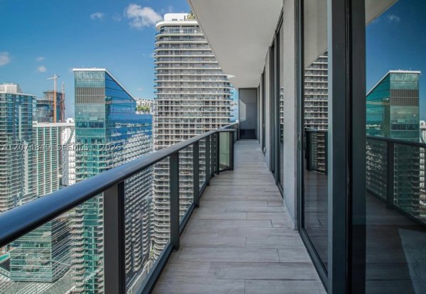 55 SW 9th St #4409 Miami, FL 33130