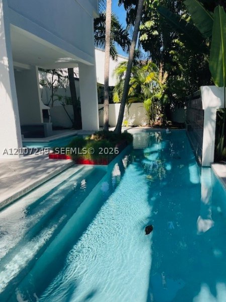 241 Harbor Dr Key Biscayne, FL 33149