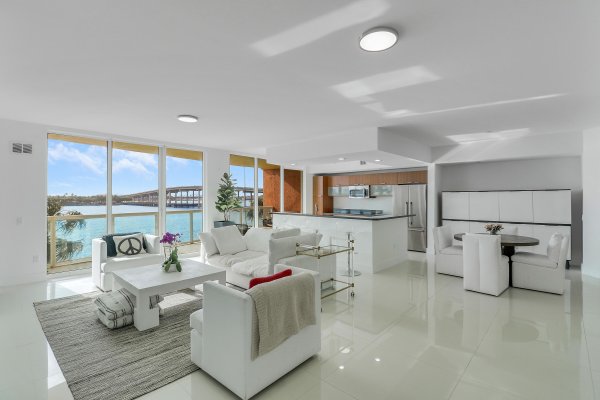 2640 Lake Shr #307 Riviera Beach, FL 33404