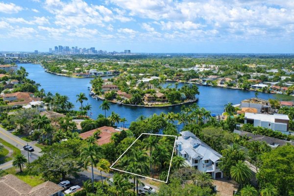 2405 Middle Riv Fort Lauderdale, FL 33305