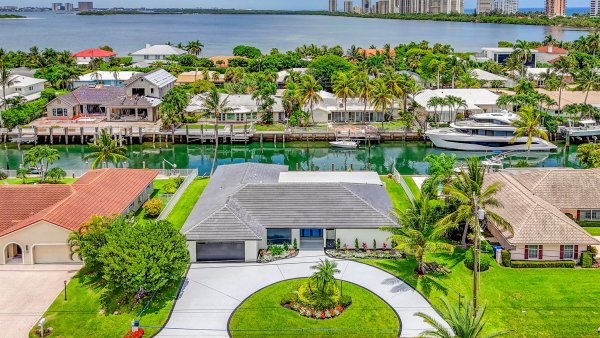 1170 Fairview Ln Singer Island, FL 33404