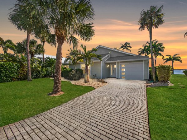 3961 NE Breakwater Dr Jensen Beach, FL 34957