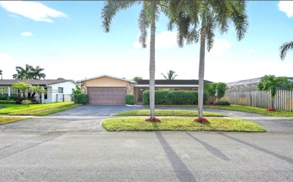 1621 Nw 110th Ter Pembroke Pines, FL 33026