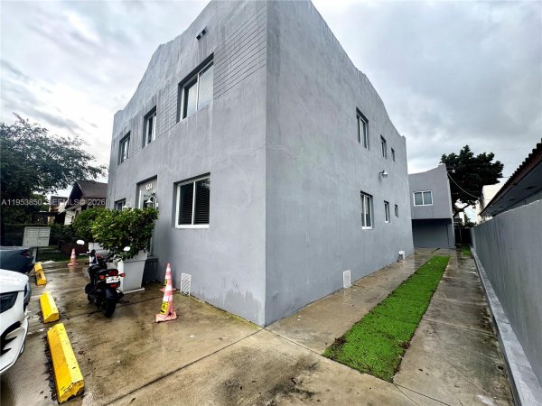 1684 SW 10th St Miami, FL 33135