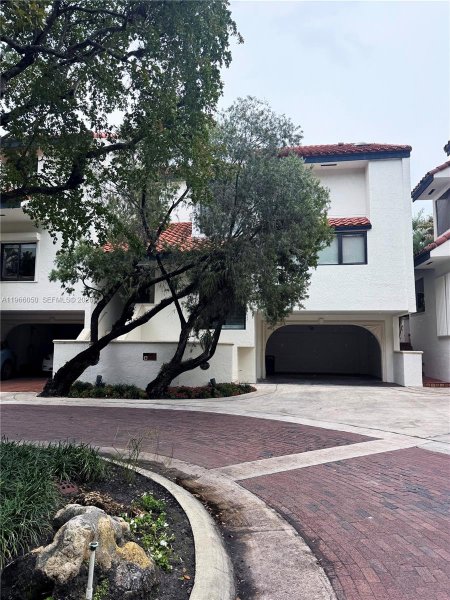 2000 S Bayshore Dr #13 Miami, FL 33133